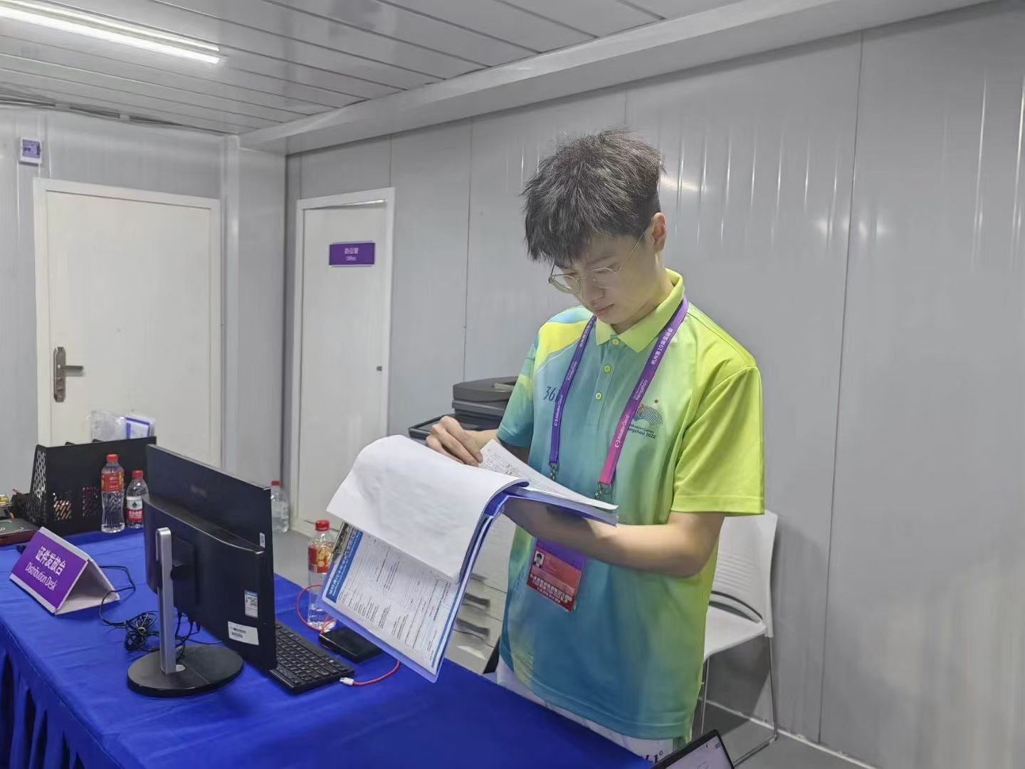 在游泳馆志愿岗位值守